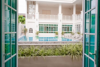 de hug hotel and residence