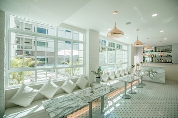 de hug hotel and residence