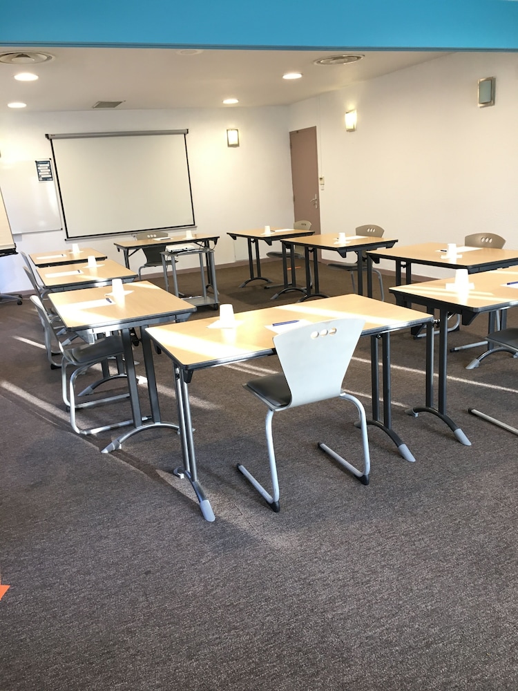 kyriad direct marseille est la valentine