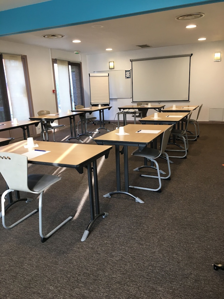 kyriad direct marseille est la valentine