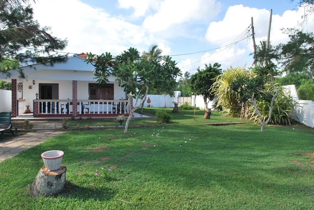 Beach House,Koggala>>Kamburugamuwa,3 star