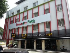 hotel strawberry fields