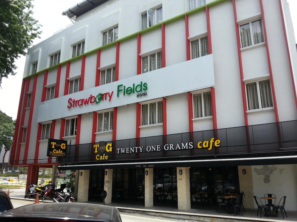 hotel strawberry fields
