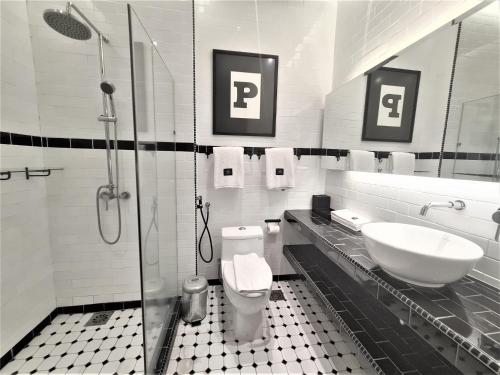 m boutique station 18