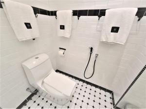 m boutique station 18