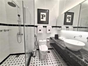 m boutique station 18