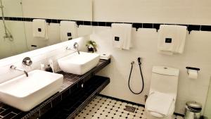 m boutique station 18