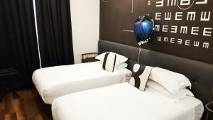 m boutique station 18