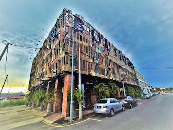 m boutique station 18