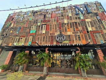 m boutique station 18