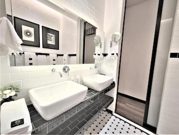 m boutique station 18