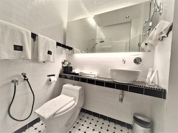 m boutique station 18