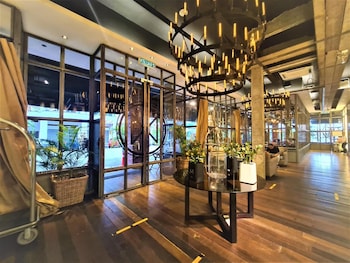 m boutique station 18