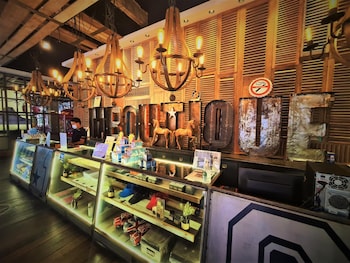 m boutique station 18