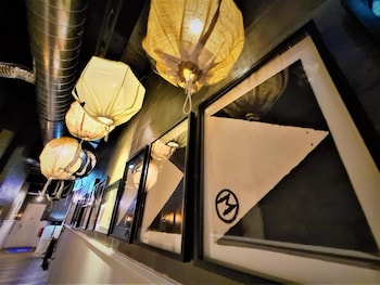 m boutique station 18