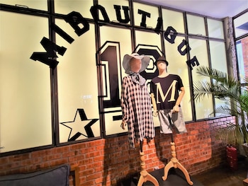 m boutique station 18