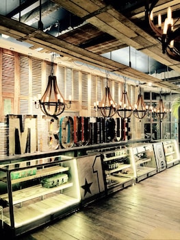 m boutique station 18