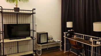 m boutique station 18