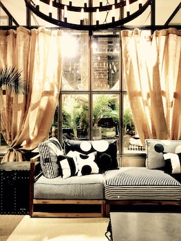 m boutique station 18