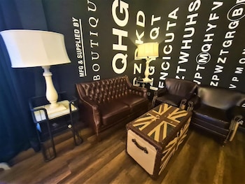 m boutique station 18