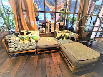 m boutique station 18