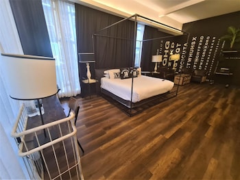 m boutique station 18