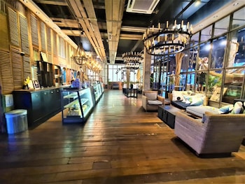 m boutique station 18