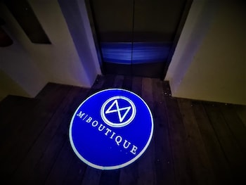 m boutique station 18