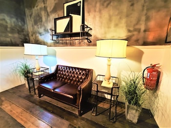 m boutique station 18