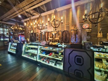 m boutique station 18