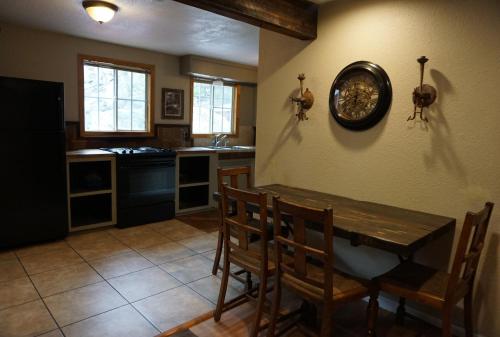 shaver lake village hotel