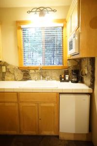 shaver lake village hotel