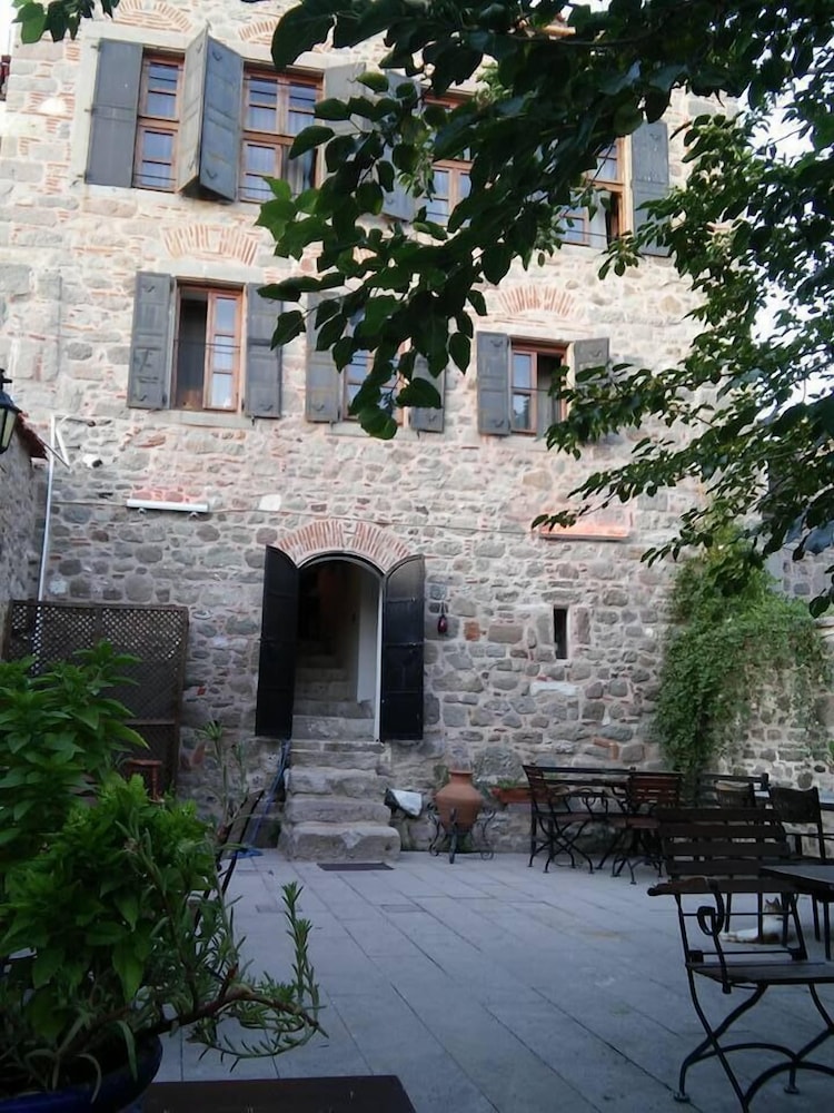 aristonicus boutique hotel
