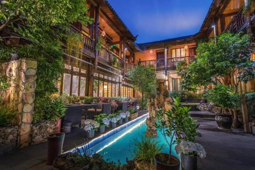 the ritz man boutique inn lijiang