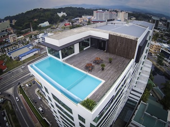 Sky Hotel Kota Kinabalu,In Kampung Sembulan (Downtown Kota Kinabalu),4 star