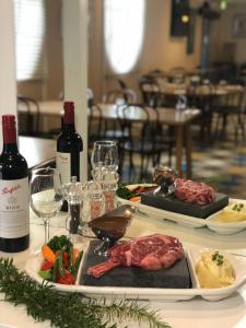 Western Gateway Motel And Apartments,Emerald>>Capricorn,3 star