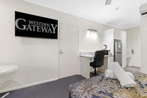 Western Gateway Motel And Apartments,Emerald>>Capricorn,3 star