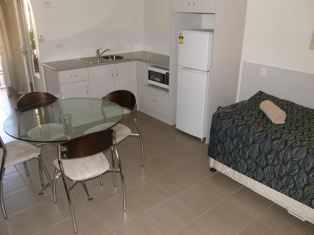 western gateway motel and apartments