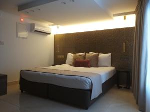 tuck inn