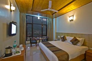 Hotel Broadways Inn,Mall Road,3 star