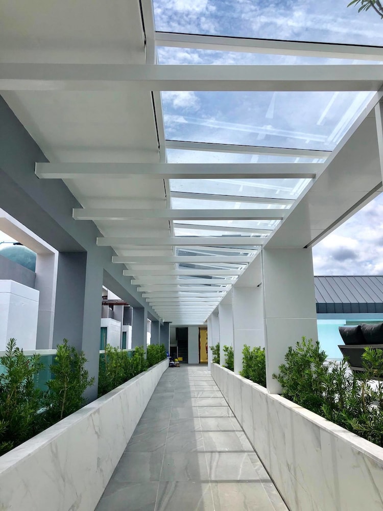 crystal hotel hat yai