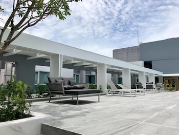 crystal hotel hat yai