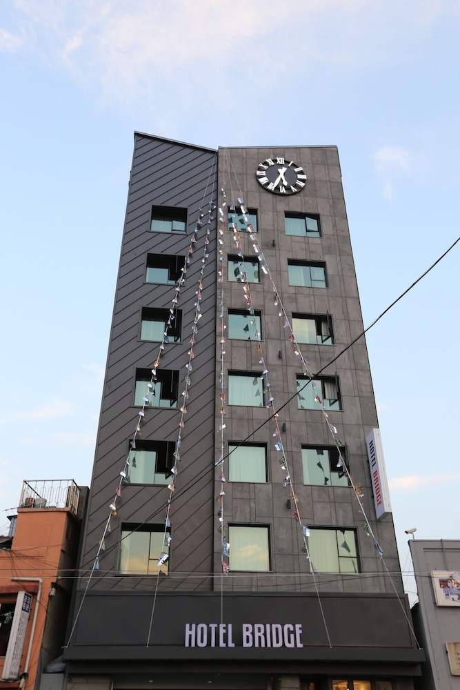 hotel bridge