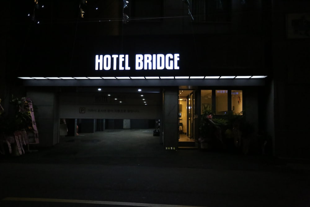 hotel bridge