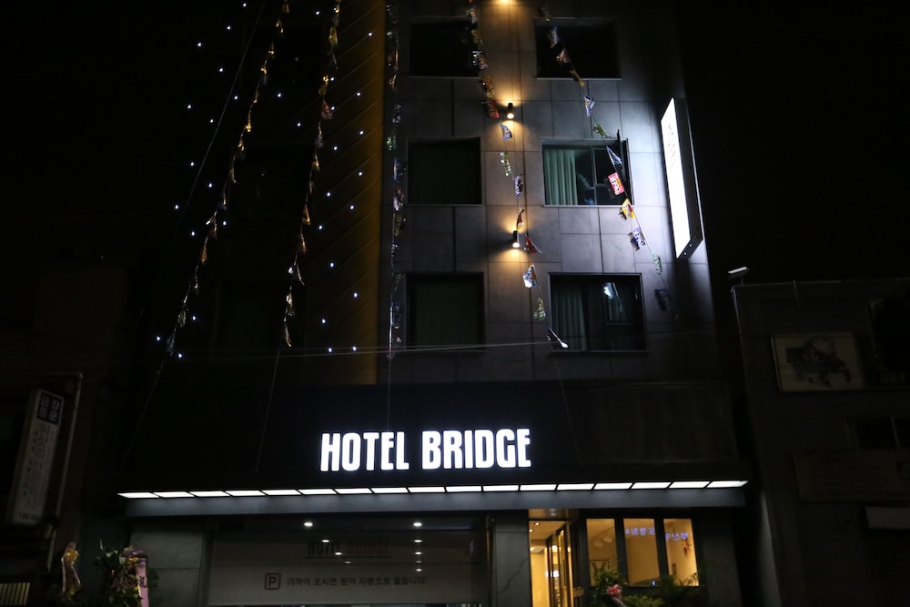 hotel bridge