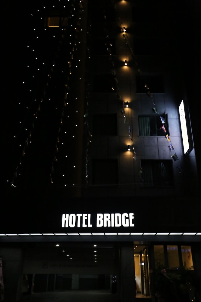 hotel bridge