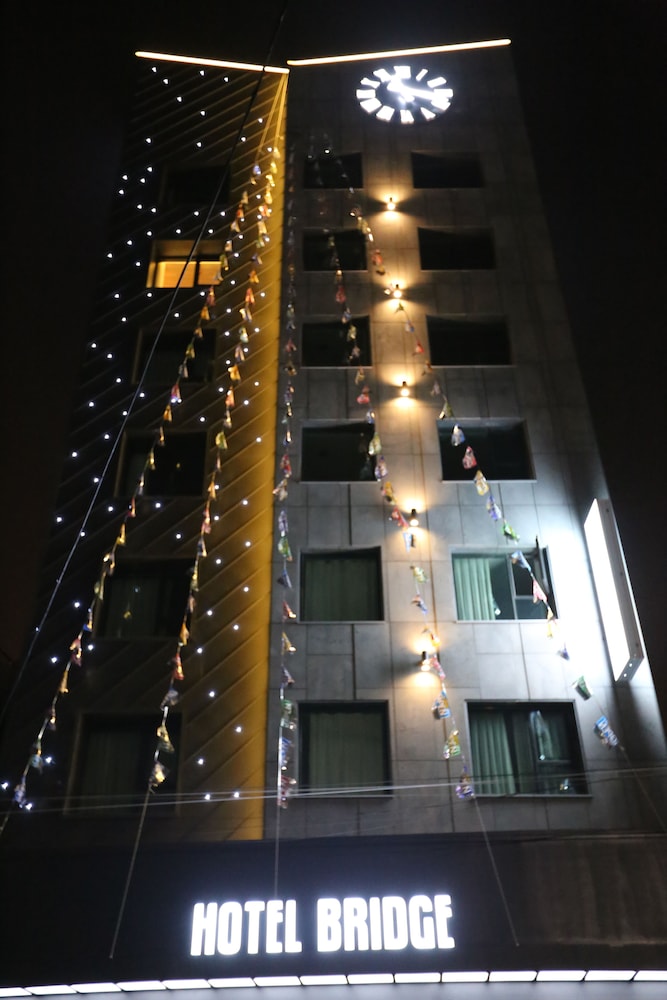 hotel bridge