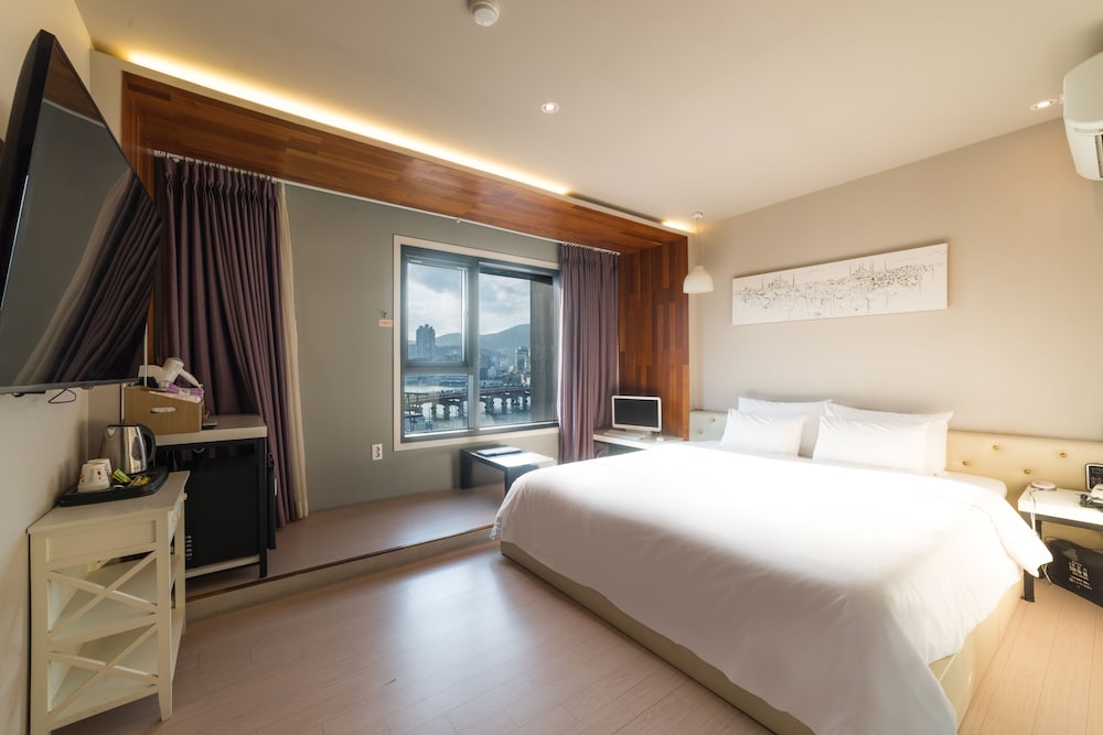 hotel bridge