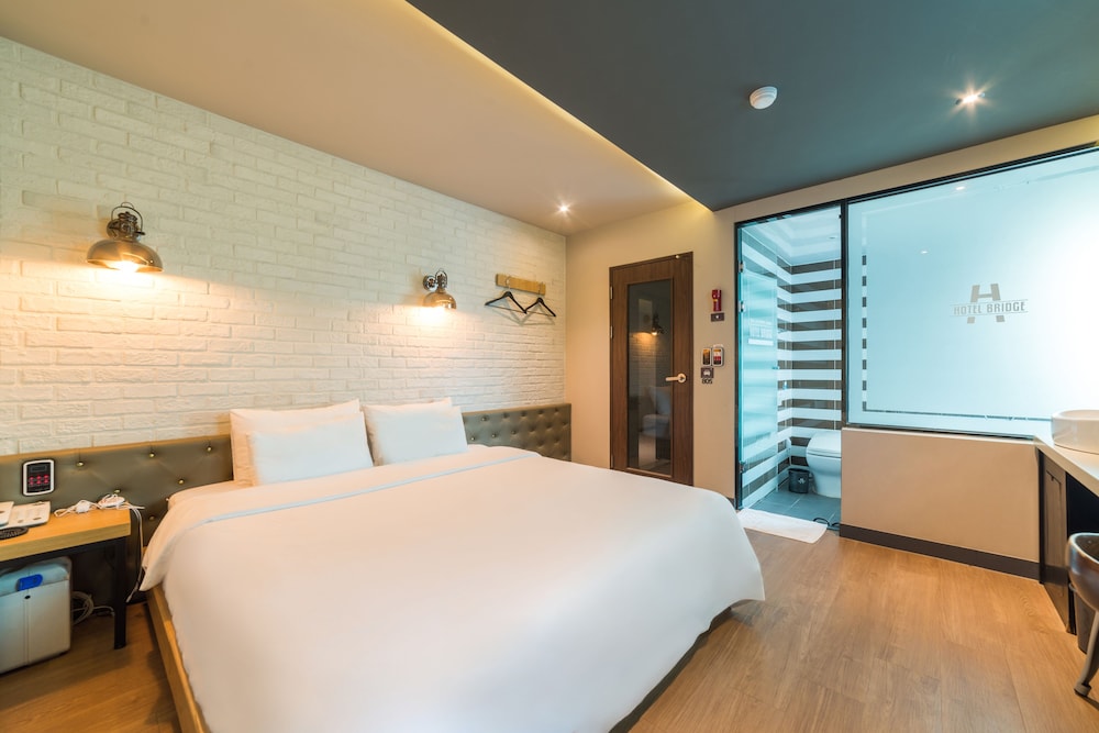 hotel bridge