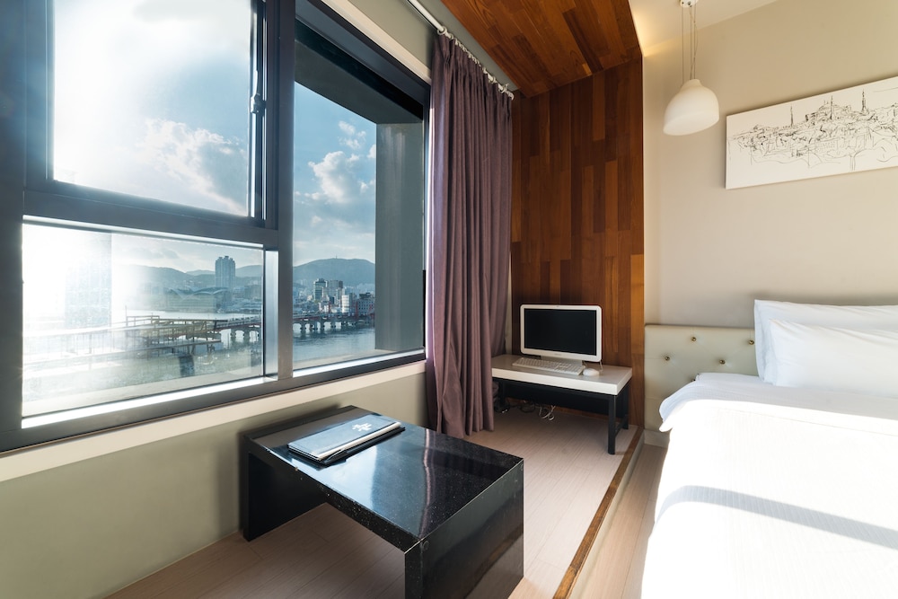 hotel bridge